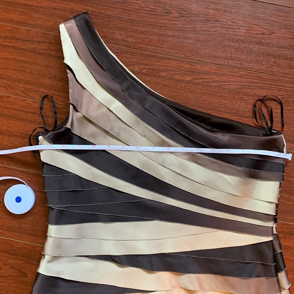 Beautiful one shoulder artistic dress - Picture 3 of 5